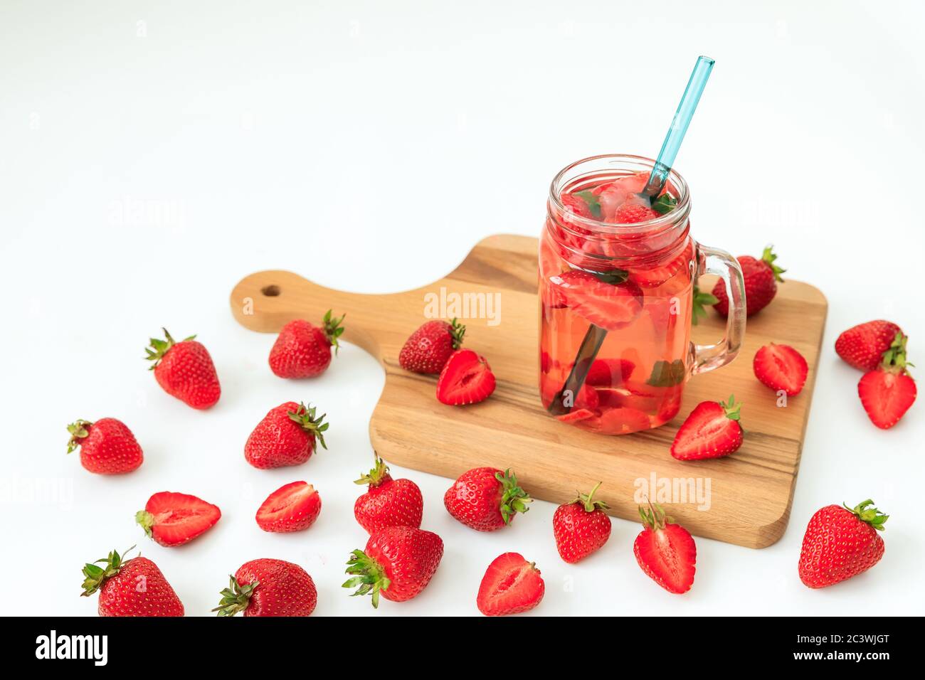 Savoureuse boisson aux fraises avec baies et bois. Régime et boisson saine concept Banque D'Images