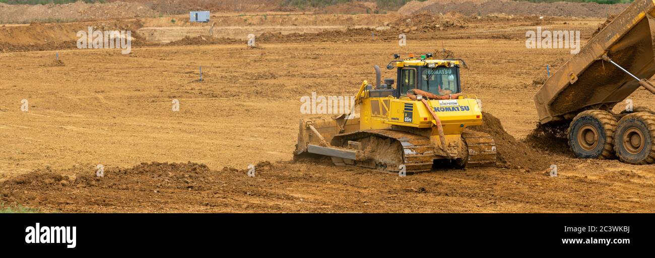 Carrière de sable et de gravier de KingsNorth, qui effectue des travaux d'exploration à la phase deux. Un bulldozer lisse le sol de dessus qui a été transporté dessus. Banque D'Images