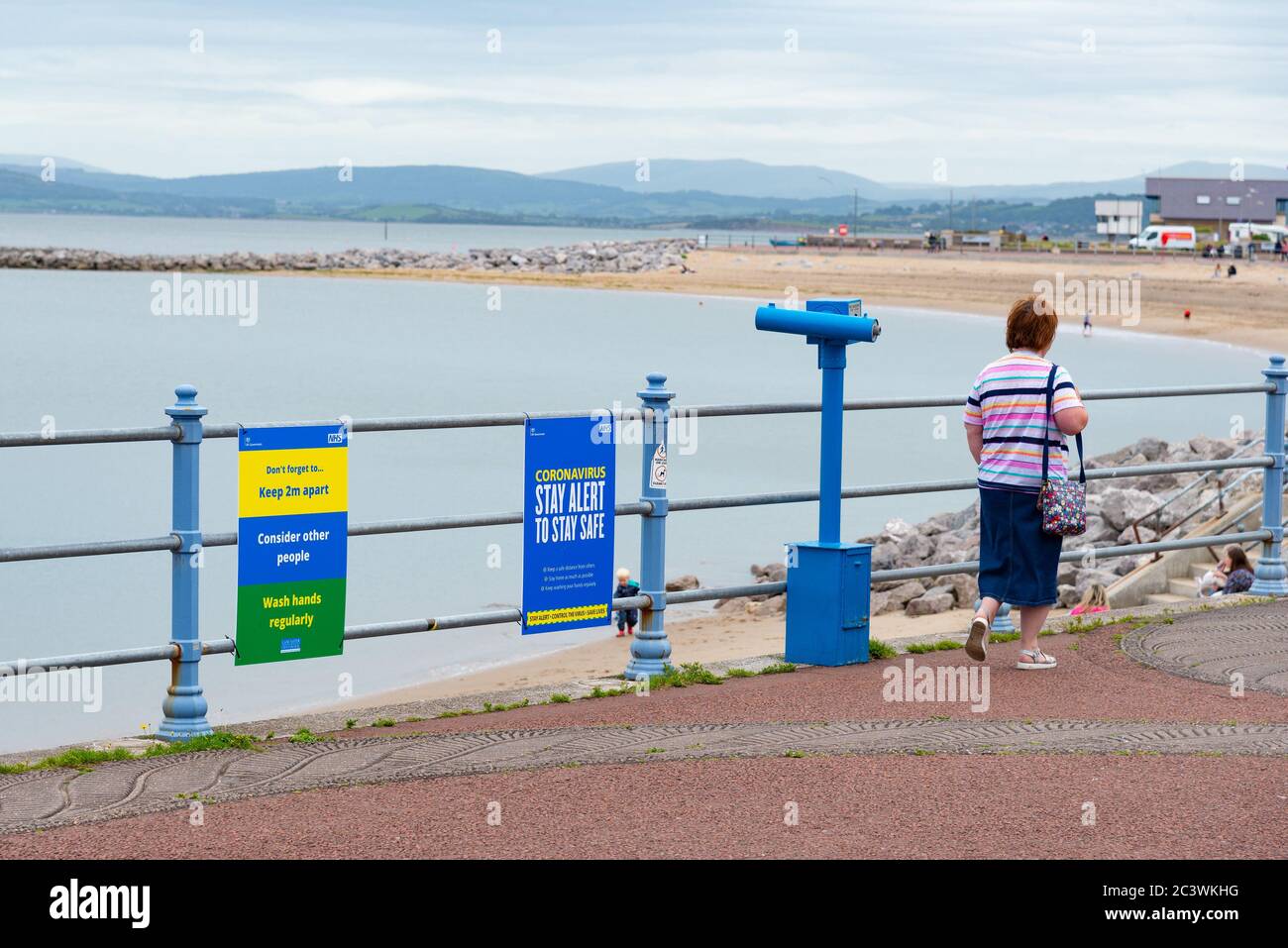 Morecambe, Lancashire, Royaume-Uni. 22 juin 2020. Le NHS signe le coronavirus sur le front de mer de Morecambe, le Lancashire UK, un jour ennuyeux. Crédit : John Eveson/Alay Live News Banque D'Images