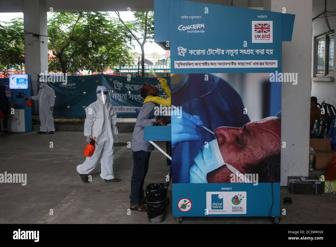 Dhaka, Dhaka, Bangladesh. 22 juin 2020. Un homme présentant de nouveaux symptômes du coronavirus (COVID-19) donne un échantillon dans un stand de collecte d'échantillons pour le tester à Dhaka. Crédit: Md Rakibul Hasan/ZUMA Wire/Alay Live News Banque D'Images