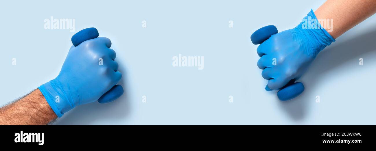 Bannière Web de sport. Entraînements à domicile ou à la salle de gym avec distance sociale. Banque D'Images