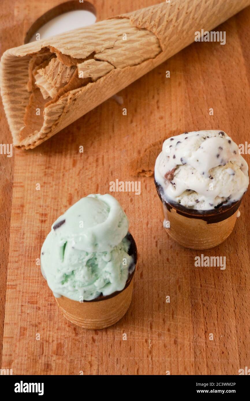 Glace à la menthe et à la vanille artisanale dans des tasses à gaufres émaillées de bois de chocolat. Photo de haute qualité Banque D'Images