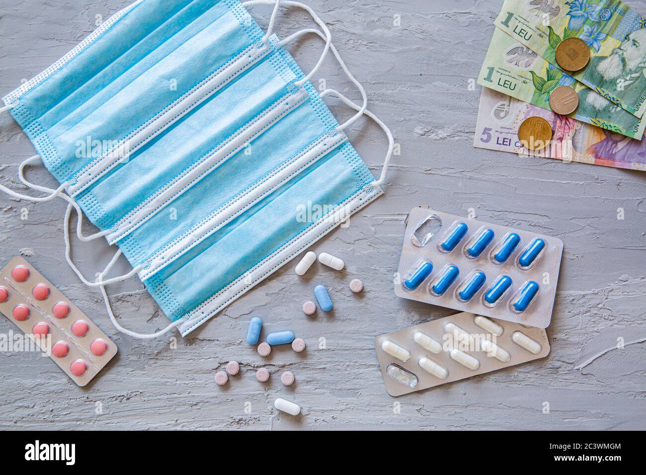 Coûts médicaux en Roumanie pendant la pandémie mondiale du coronavirus. Le leu bannouapetes roumain sur fond concret, concept épidemia. Banque D'Images