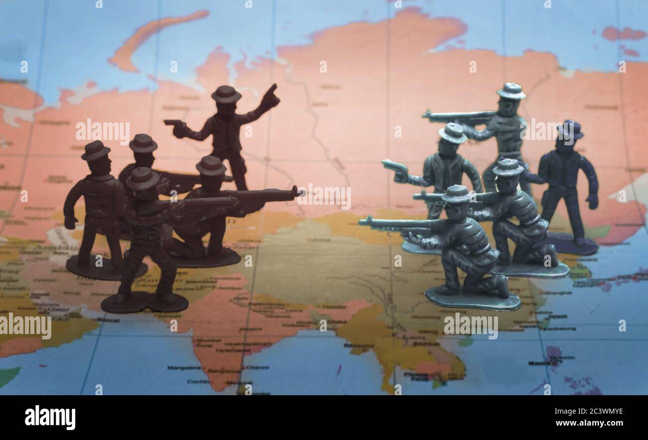 figurant avec la race humaine avec le jouet noir et blanc sur les cartes dans le concept de crime Banque D'Images