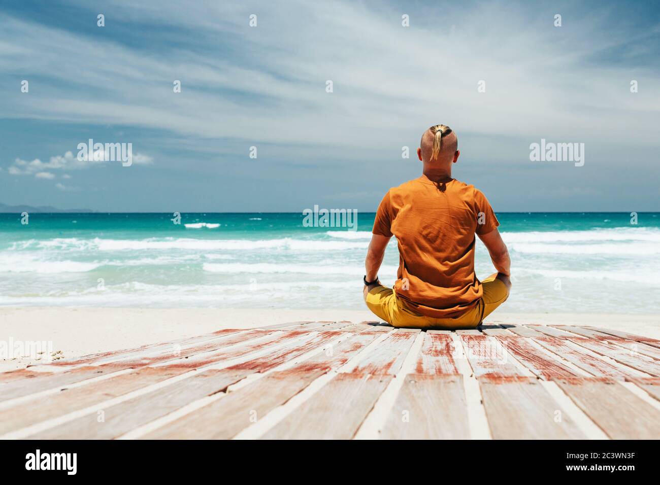 Guy se trouve sur la rive d'une plage tropicale la vue de l'arrière, le lieu de méditation, de détente, pendant les vacances d'été. Vue panoramique du Banque D'Images
