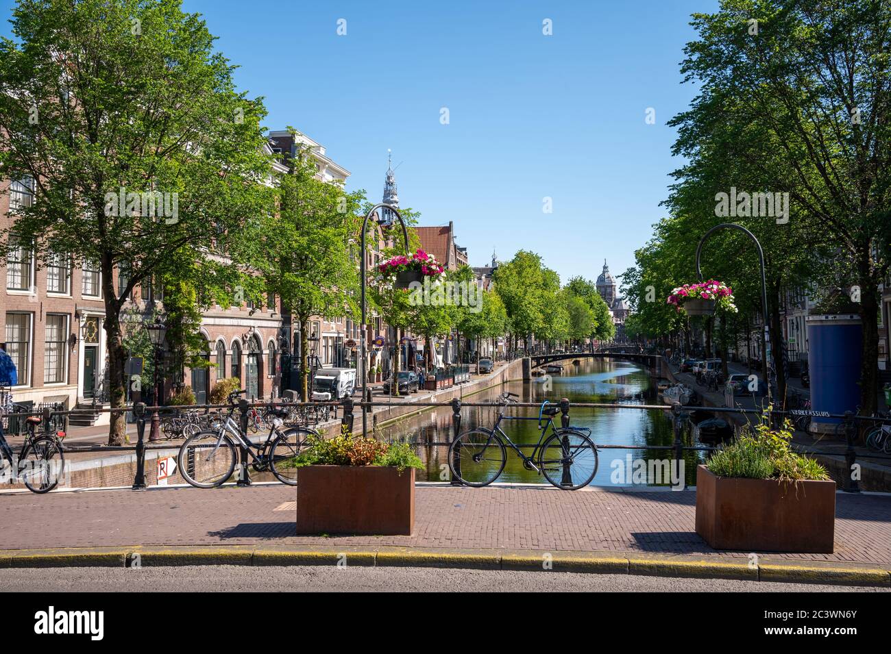 Oudezijds Voorburgwal à Amsterdam, pays-Bas Summertime mais rues calmes pendant le confinement de la Covid-19 Banque D'Images