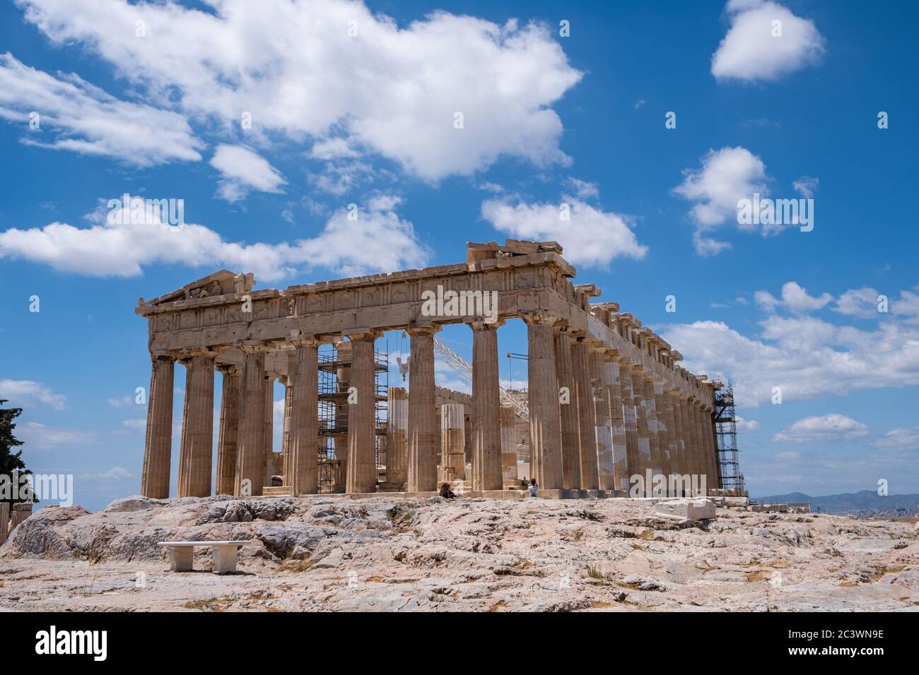 Athènes Acropole, le meilleur site de la Grèce. Parthénon temple dédié à la déesse Athena, façade des ruines antiques du temple, ciel bleu en fond de soleil de printemps Banque D'Images