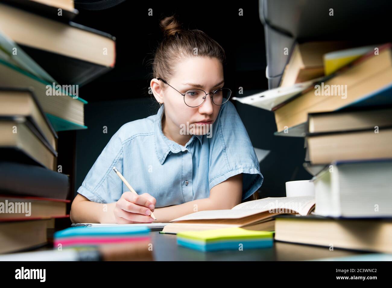 L'élève répète le matériel qu'elle a appris, apprend de nouvelles choses et décrit Banque D'Images