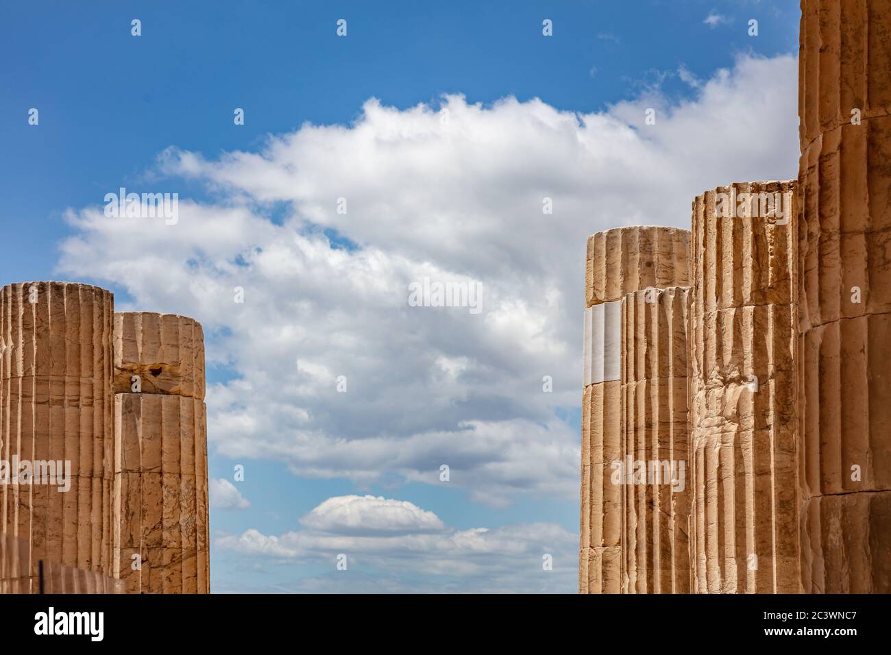 Athènes Acropole, site touristique de la Grèce. Colonnes grecques anciennes piliers à la porte d'entrée de Propylaea vue rapprochée ciel bleu ciel nuageux, jour de printemps ensoleillé. Banque D'Images