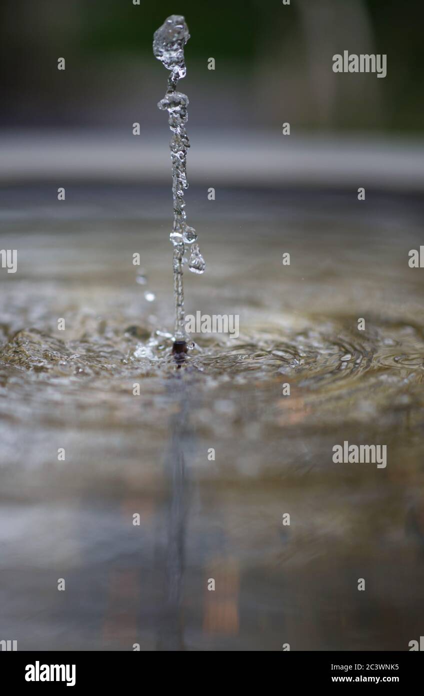 L'eau tombe d'une fontaine prise avec une vitesse d'obturation rapide Banque D'Images