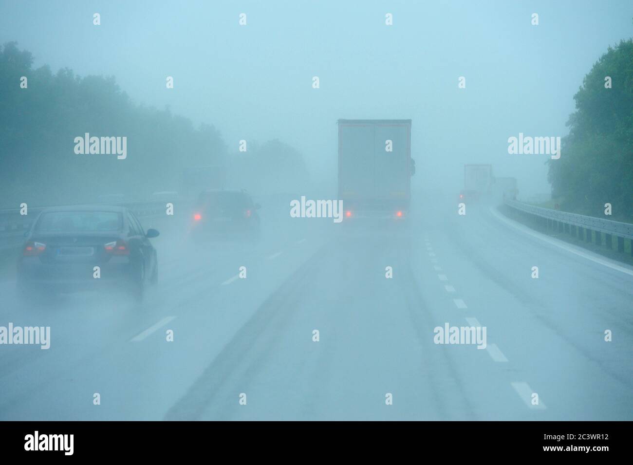 route, autoroute, voyage, état de la route, pluie, brouillard, glissant, danger, route, autoroute, voyage, transport, véhicule long Banque D'Images