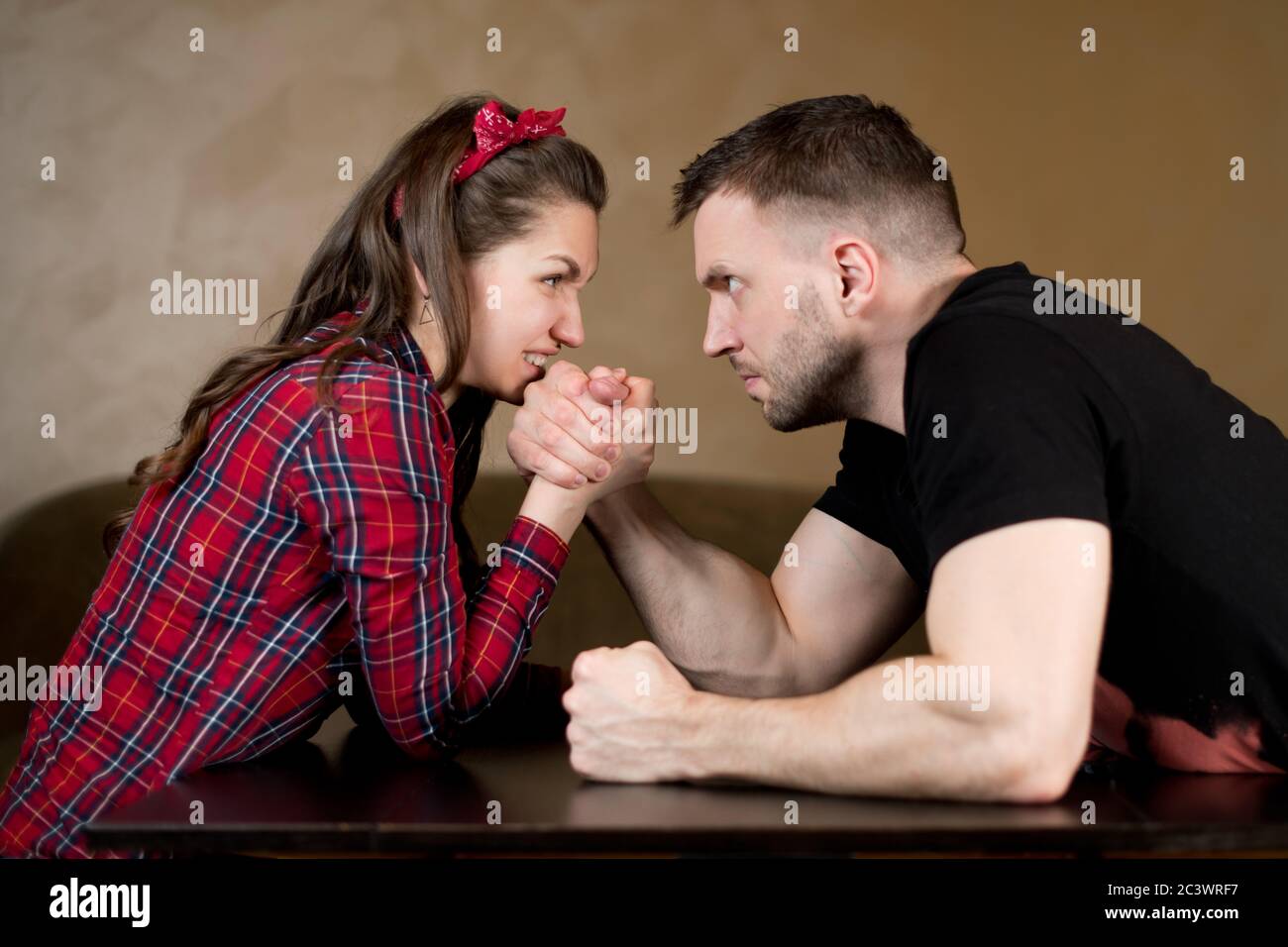 Le mari et la femme se sont affrontés dans une bataille difficile,  organisant la lutte de bras à la maison Photo Stock - Alamy