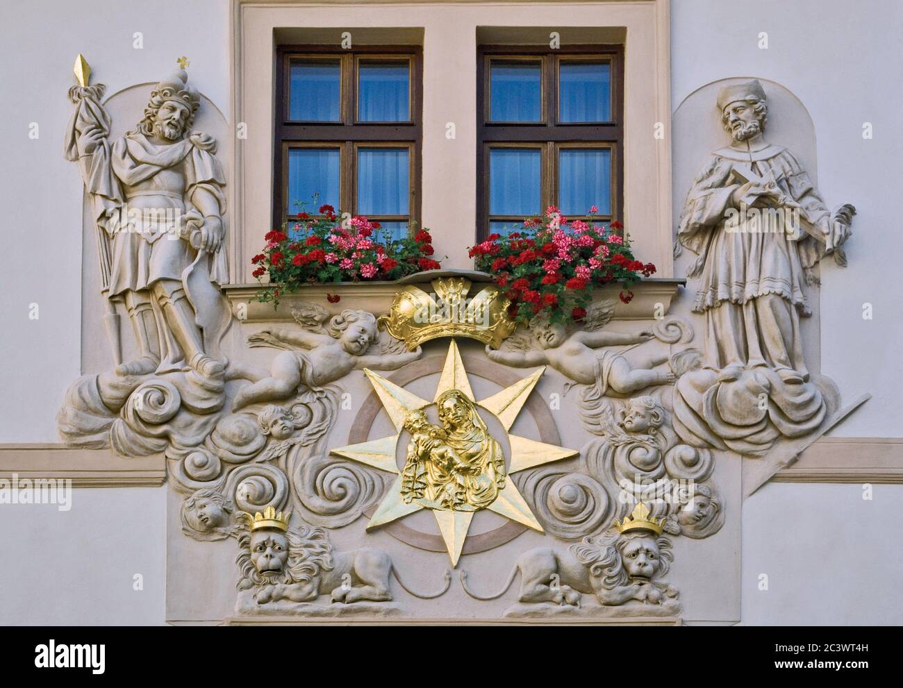 Cartouche et bas-reliefs sur l'hôtel "at Golden Well" à Karlova Street dans la vieille ville, Prague, République Tchèque Banque D'Images
