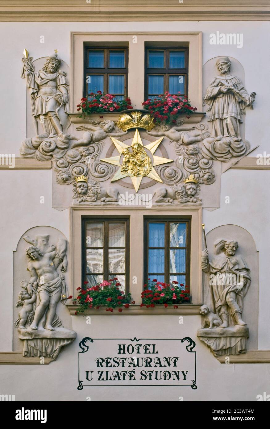 Cartouche et bas-reliefs sur l'hôtel "at Golden Well" à Karlova Street dans la vieille ville, Prague, République Tchèque Banque D'Images
