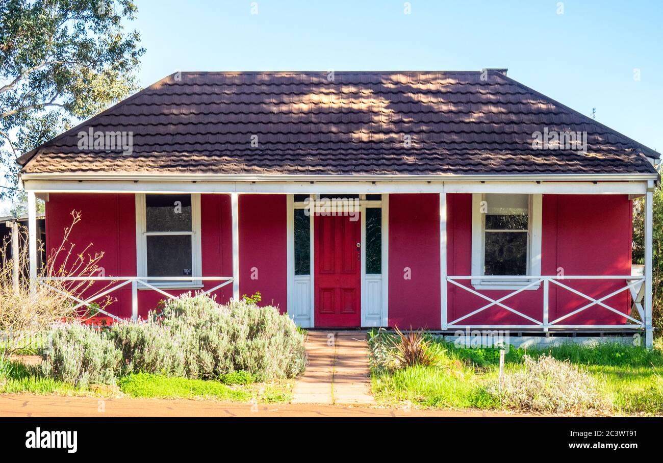 Un simple cottage rouge à Balingup sud-ouest de l'Australie. Banque D'Images