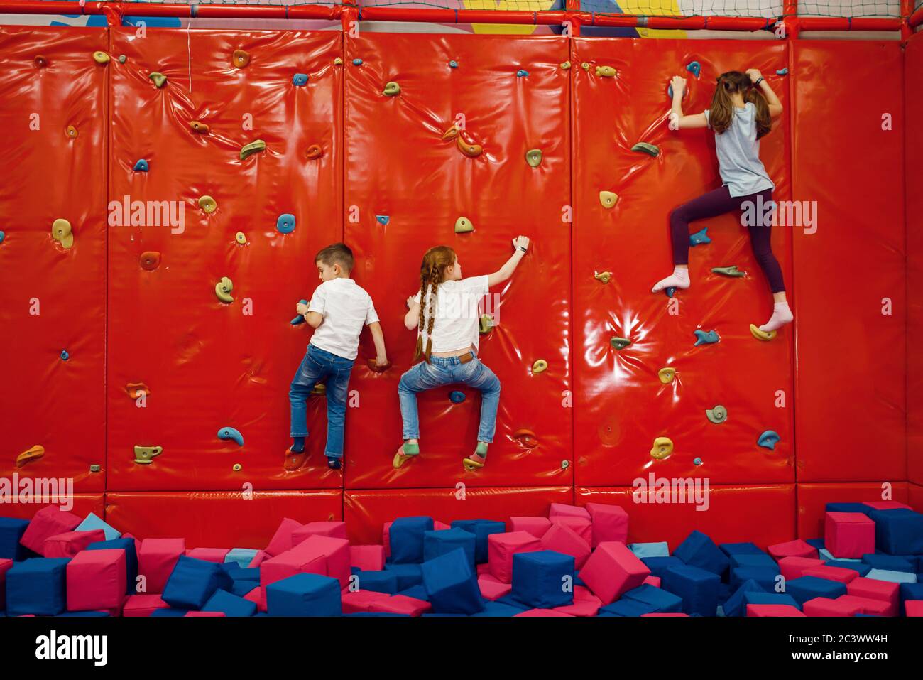 Les enfants sont accroché au mur dans le centre de divertissement Banque D'Images