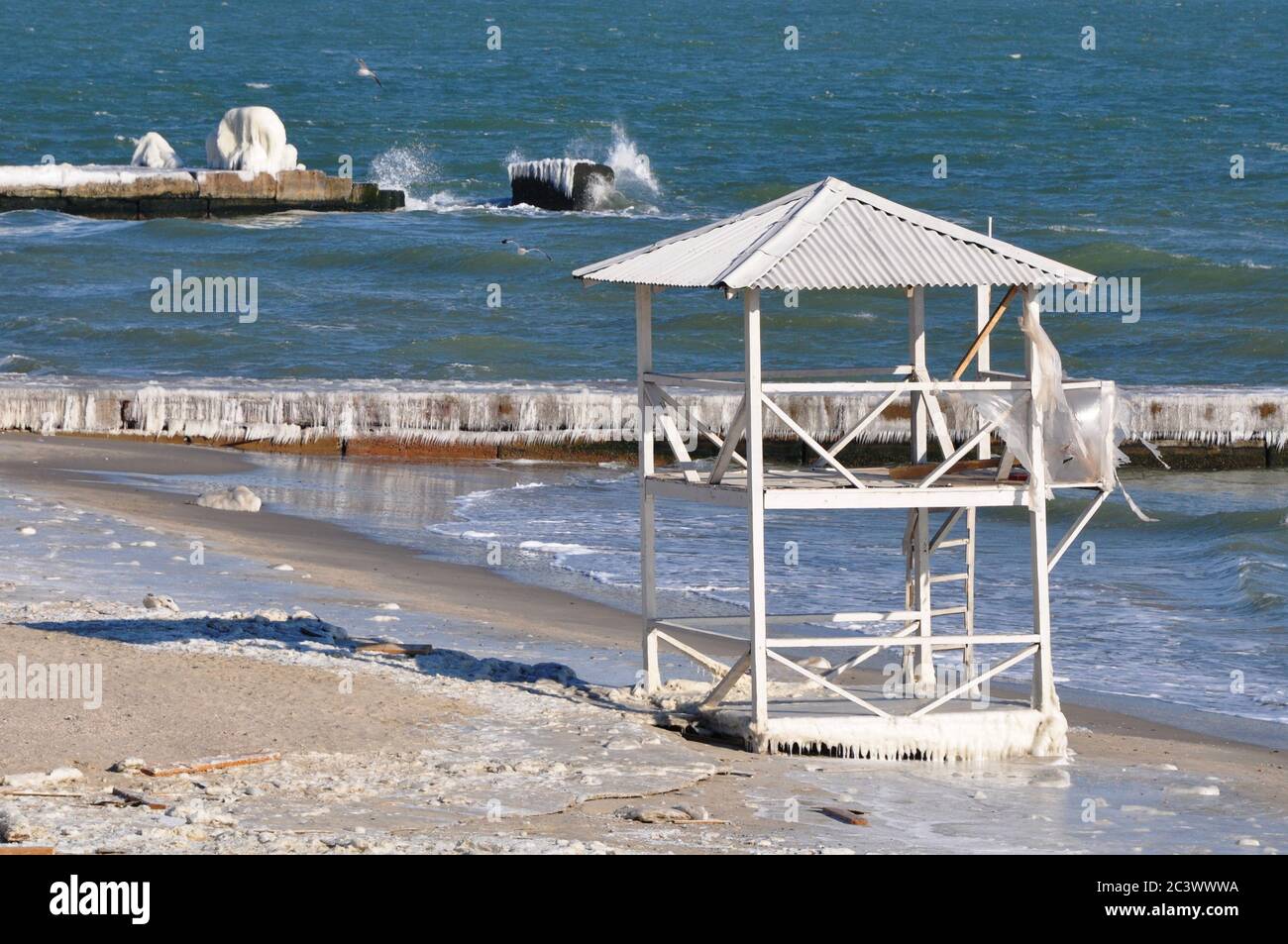 Station de secours abandonnée. Tour de plage sur la mer Noire en hiver Banque D'Images