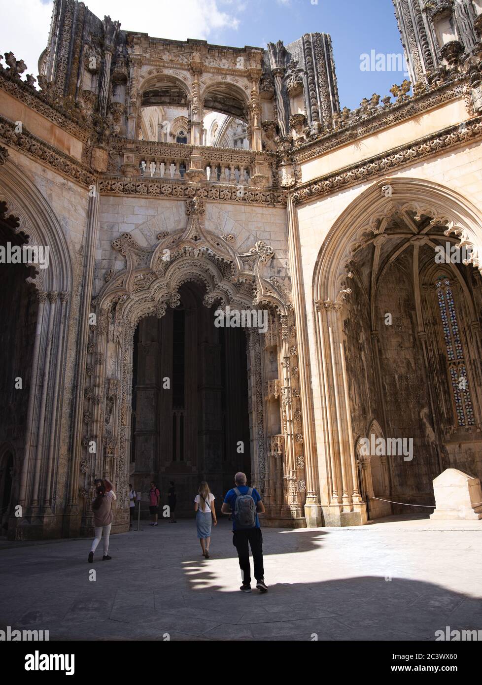 Les touristes à la chapelle Unfinished avec ses colonnes inachevées et aucun toit n'a été commandé par le roi Duart au monastère de Batalha Portugal Banque D'Images