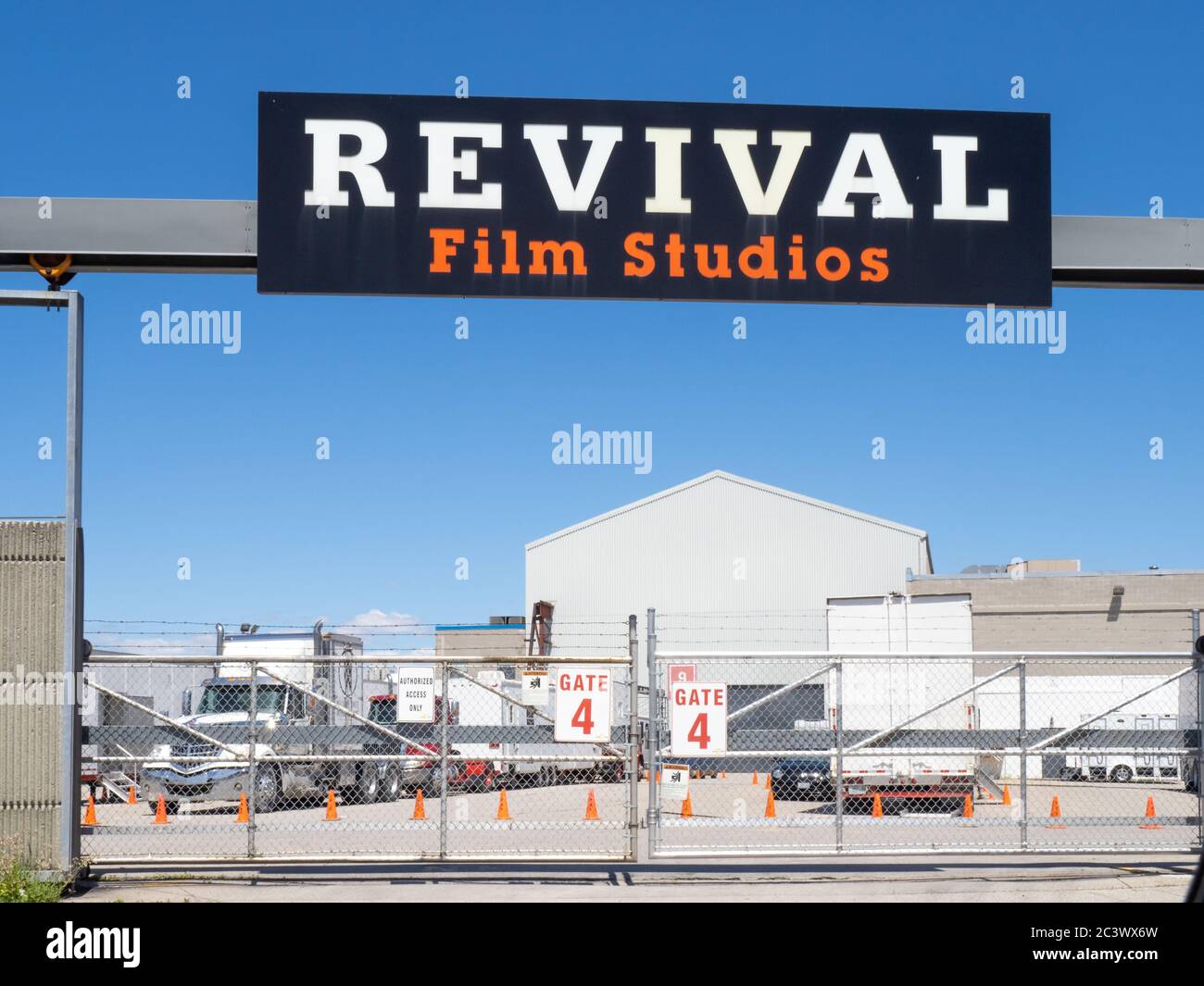 Toronto Canada, le 14 juin 2020; le lot arrière et les remorques garées du Revival film Studio, sur Eastern Avenue, à Toronto, vu du chemin Lakeshore Banque D'Images