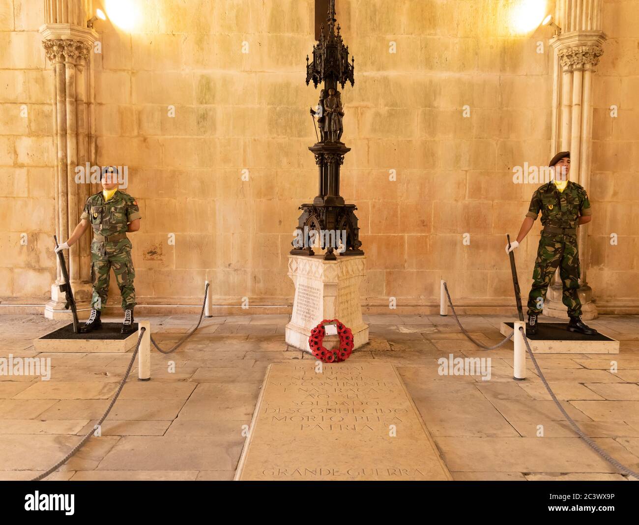 Garde d'honneur regarde la tombe portugaise du Soldat inconnu située dans le Sala do Capitulo au Monastère de Batalha, près de Leiria. Banque D'Images