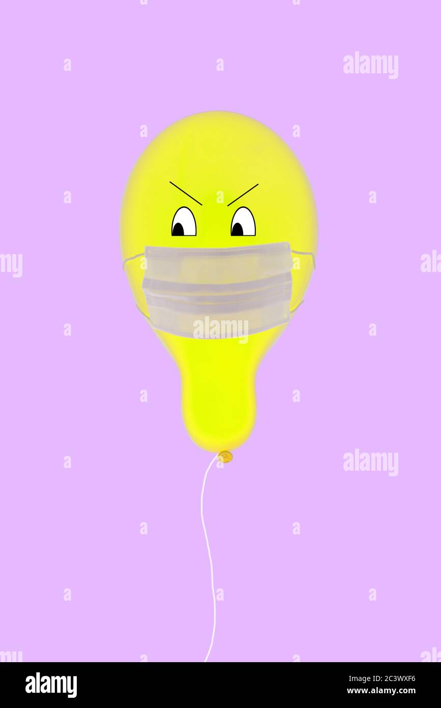 Émoticône à ballonnet coloré avec masque chirurgical Banque D'Images