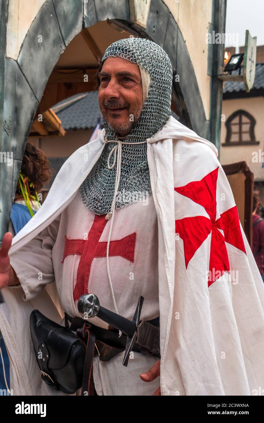 St George Crusdader chevalier médiéval portant une tunique blanche avec  croix rouge, cape rouge, ceinture et chaîne de la cagoule habillé. Óbidos  Portugal Photo Stock - Alamy
