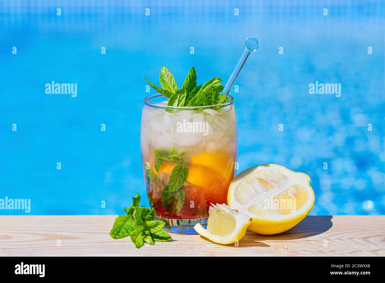 Une Boisson Fraiche D Ete Au Bord De La Piscine La Boisson Avec Des Feuilles De Menthe Et Des Quartiers De Citron Est Rouge Au Fond Et Il A Avec De La Glace Une Boisson Fraiche D Ete Au Bord De La Piscine La Boisson Avec Des Feuilles De Menthe Et Des Quartiers De Citron Est Rouge Au Fond Et Il A Avec De La Glace