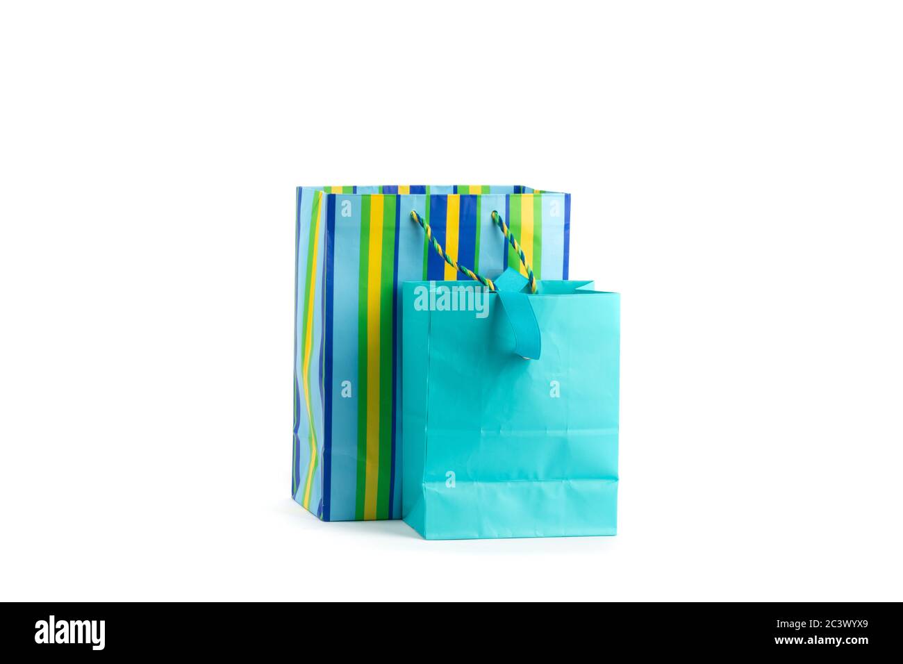 deux sacs cadeau colorés coordonnés bleus isolés sur blanc Banque D'Images
