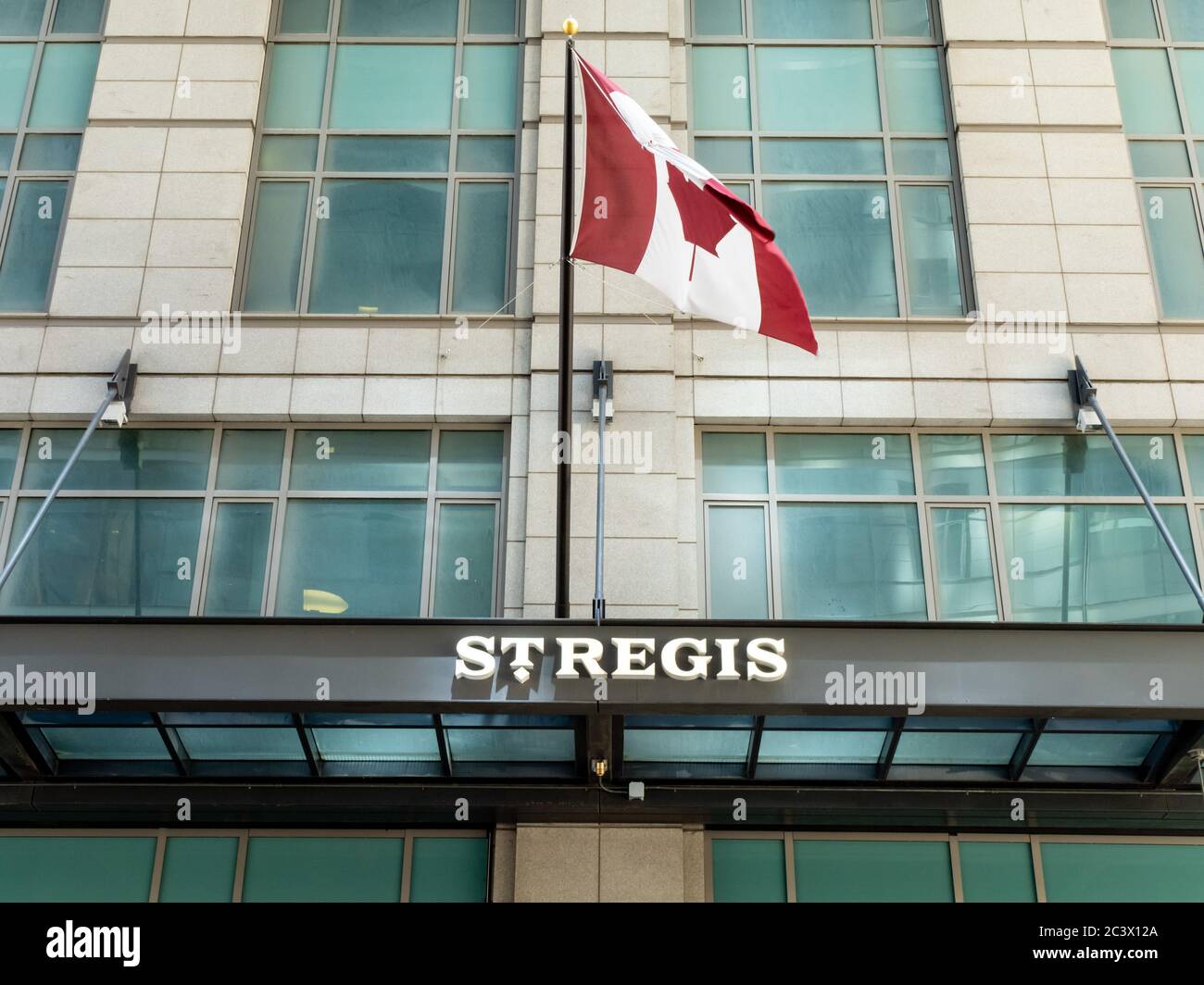 Toronto Canada, le 12 juin 2020; panneau et drapeau canadien au-dessus de l'entrée de l'hôtel St Regis Toronto, anciennement Toronto Trump Hotel, sur Adelaide St Banque D'Images