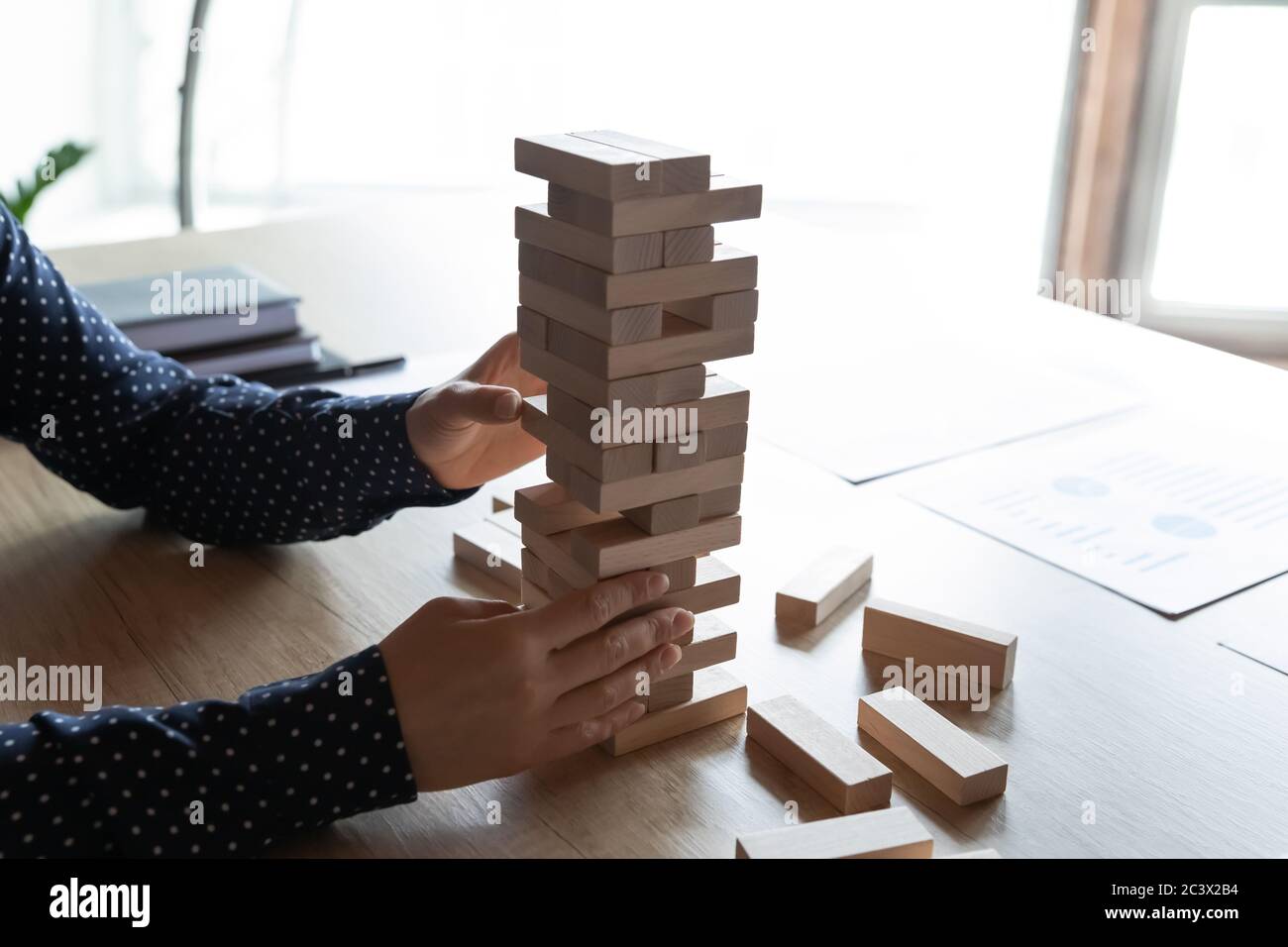 Gros plan femelle tour de construction de blocs de bois jouer construire jeu Banque D'Images