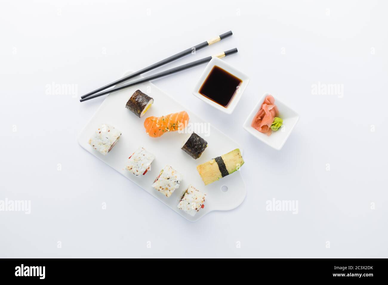 Plat de sushi japonais sur fond blanc. Espace pour la copie. Banque D'Images