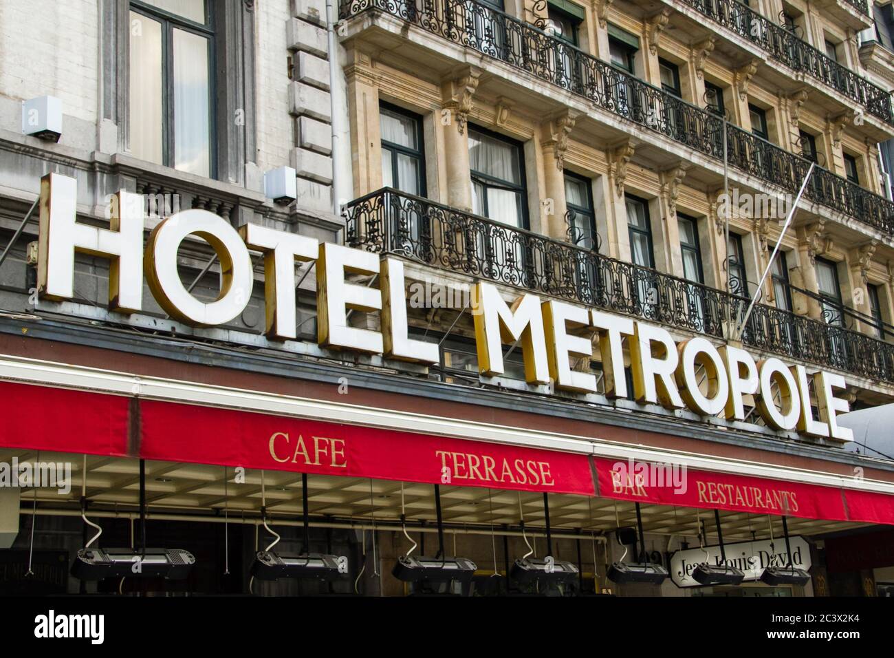Façade avec lettres de l'hôtel Métropole à Bruxelles. L'hôtel Métropole est un établissement 5 étoiles situé sur la place de Brouckère, au coeur de Banque D'Images