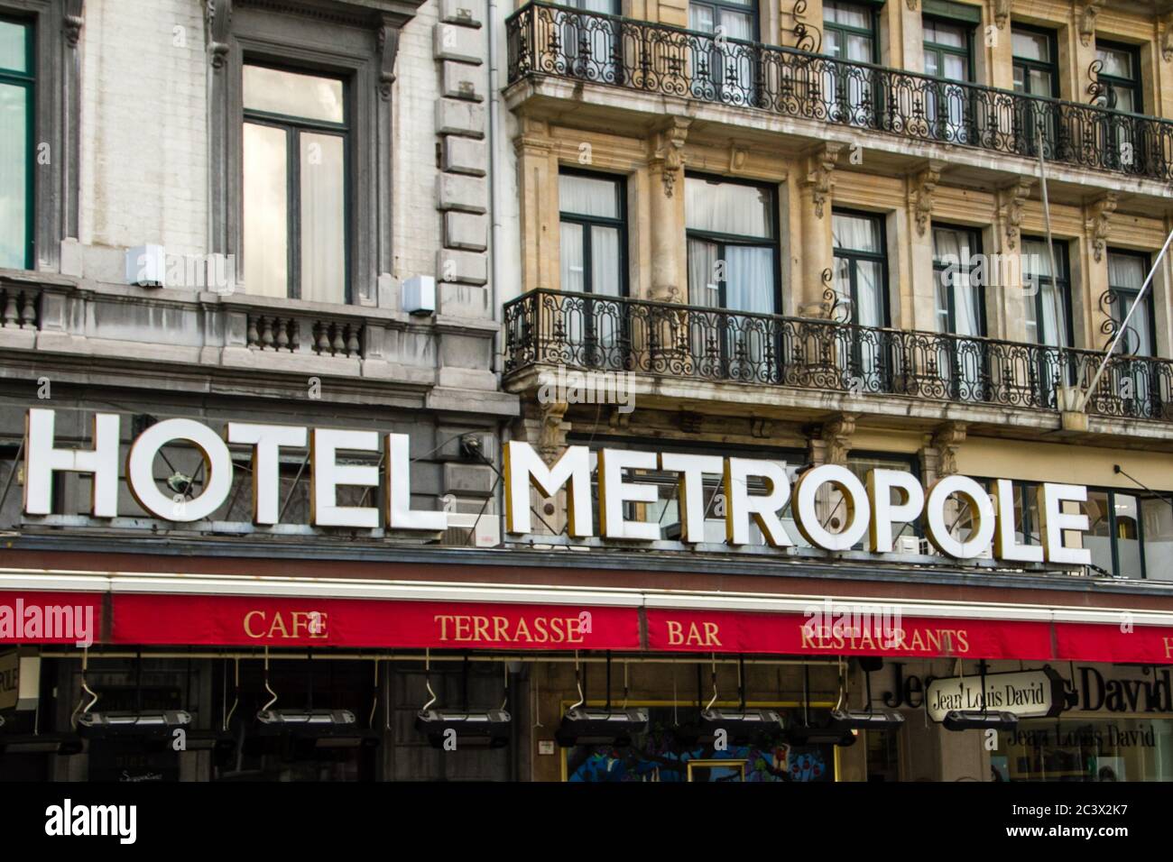 Façade avec lettres de l'hôtel Métropole à Bruxelles. L'hôtel Métropole est un établissement 5 étoiles situé sur la place de Brouckère, au coeur de Banque D'Images