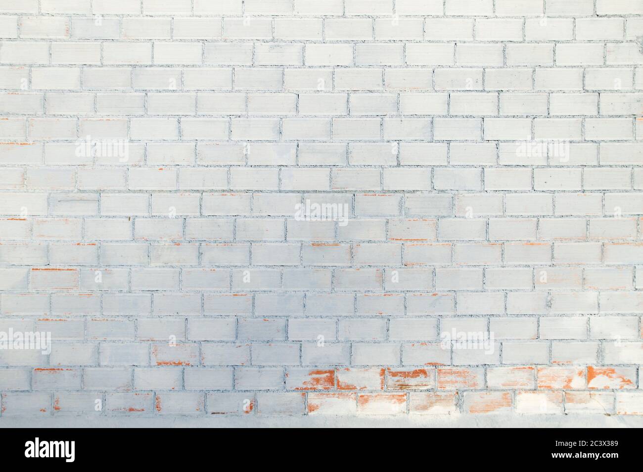 Vieux mur de briques peint en blanc Banque D'Images