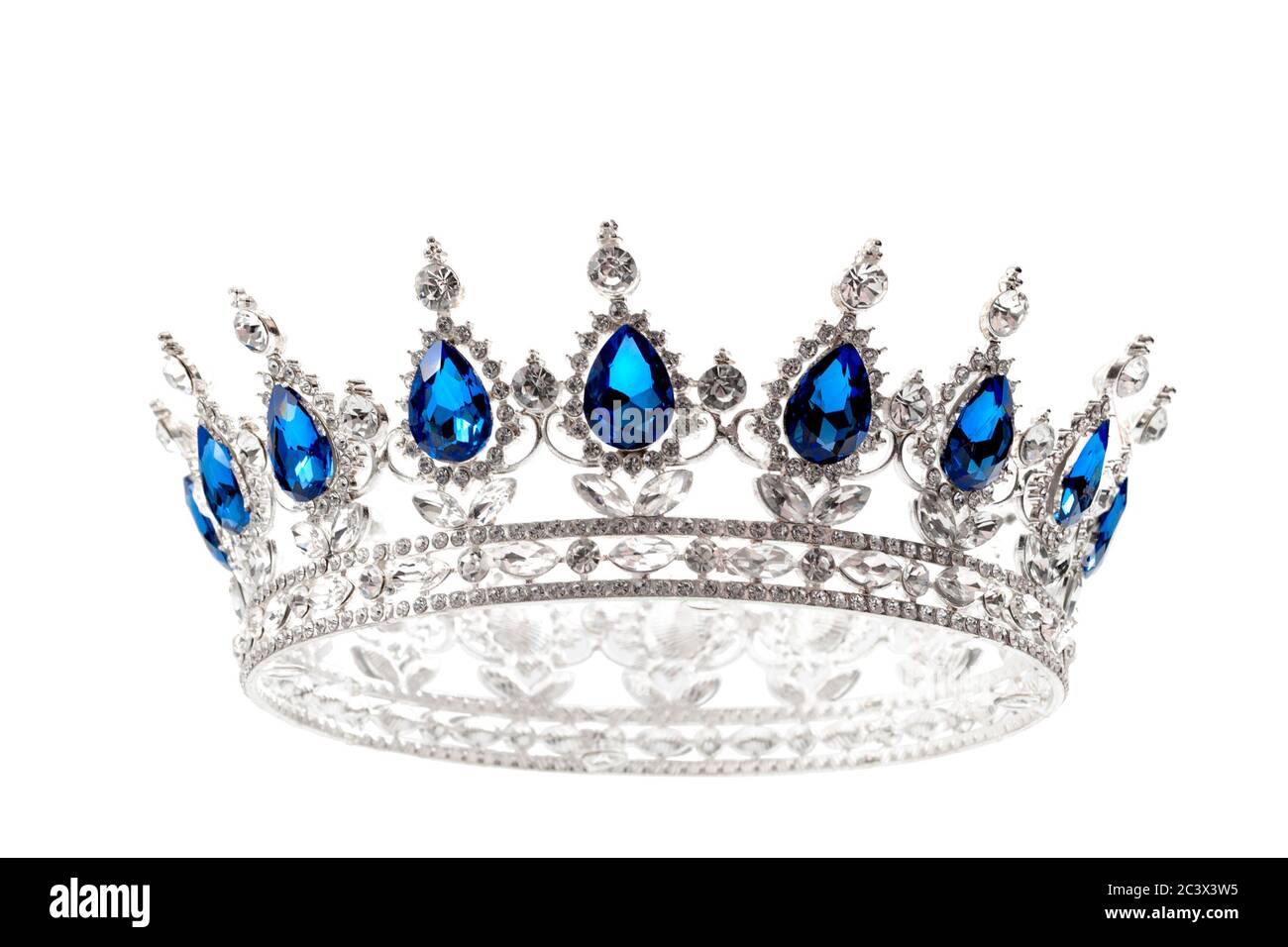 Grand gagnant de l'événement beauté, accessoire de mariée dans le mariage et couronne royale pour un concept de reine avec un tiara argent de diamants couverts et de pierres de saphir bleu est Banque D'Images