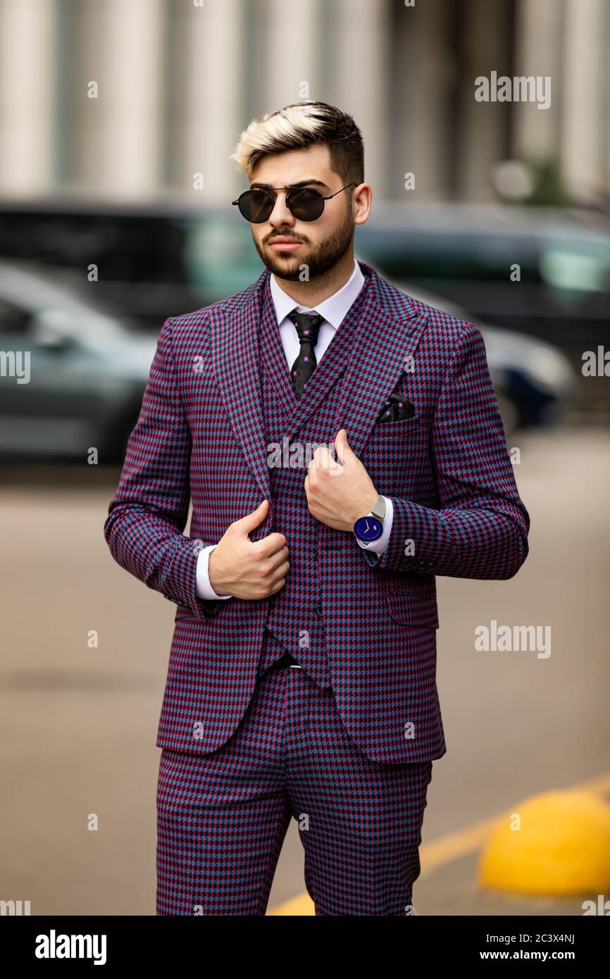 homme en lunettes et costume trois pièces violet de luxe, noeud papillon  posant dans la rue Photo Stock - Alamy