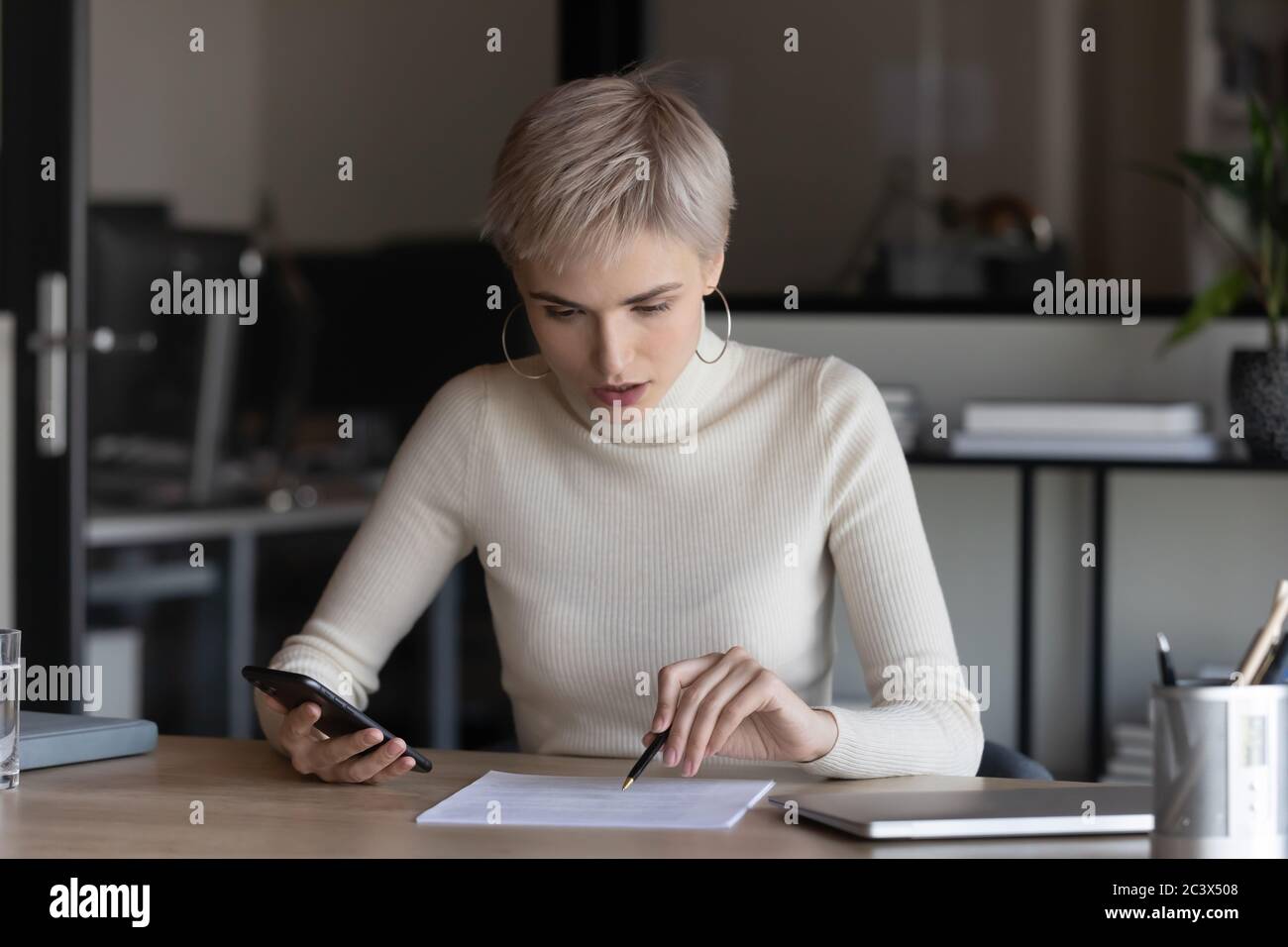 Une avocate prépare les détails et les données de la vérification de l'accord de document Banque D'Images