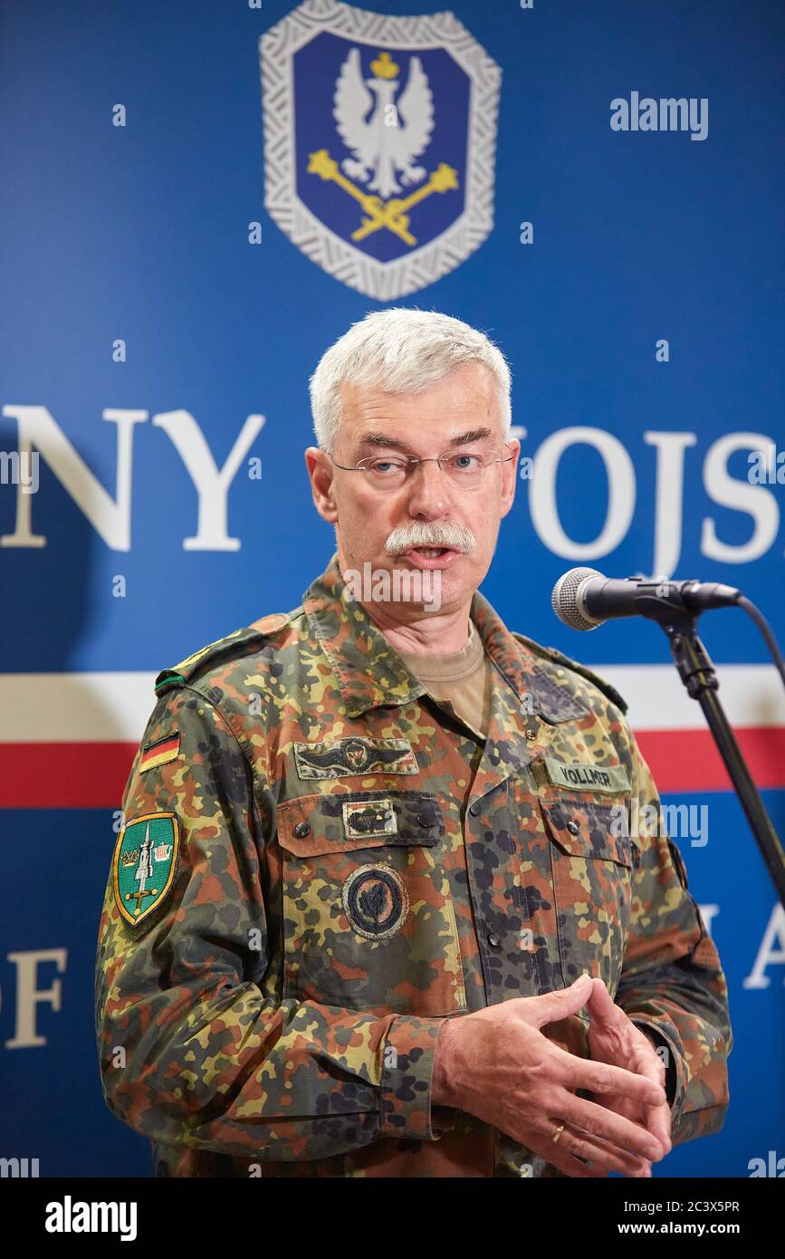 Varsovie, Mazovie, Pologne. 22 juin 2020. Général RAJMUND TOMASZ ANDRZEJCZAK le Chef d'état-major général de l'armée polonaise a accueilli le général JORG VOLLLMER, commandant du Commandement allié des Forces combinées à Brunssum (Commandement de la Force interarmées alliée - JFC).dans la photo: JORG VOLLMER crédit: Hubert Mathis/ZUMA Wire/Alamy Live News Banque D'Images