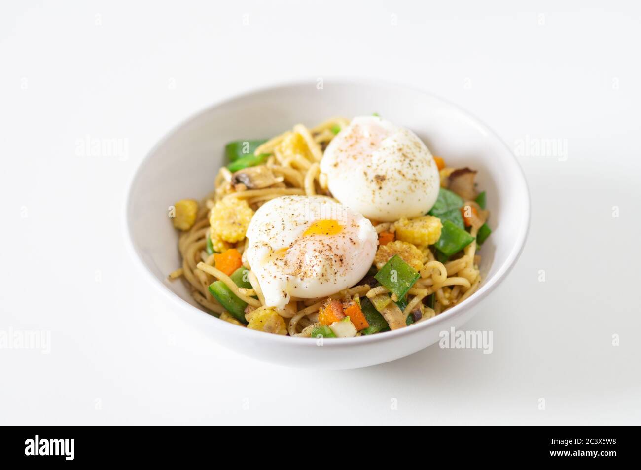 Faites sauter avec des nouilles, du maïs pour bébé, du tartelette de mange, des champignons, de l'oignon de printemps et du poivre avec des œufs durs - végétarien, sans viande, sain, protéines Banque D'Images