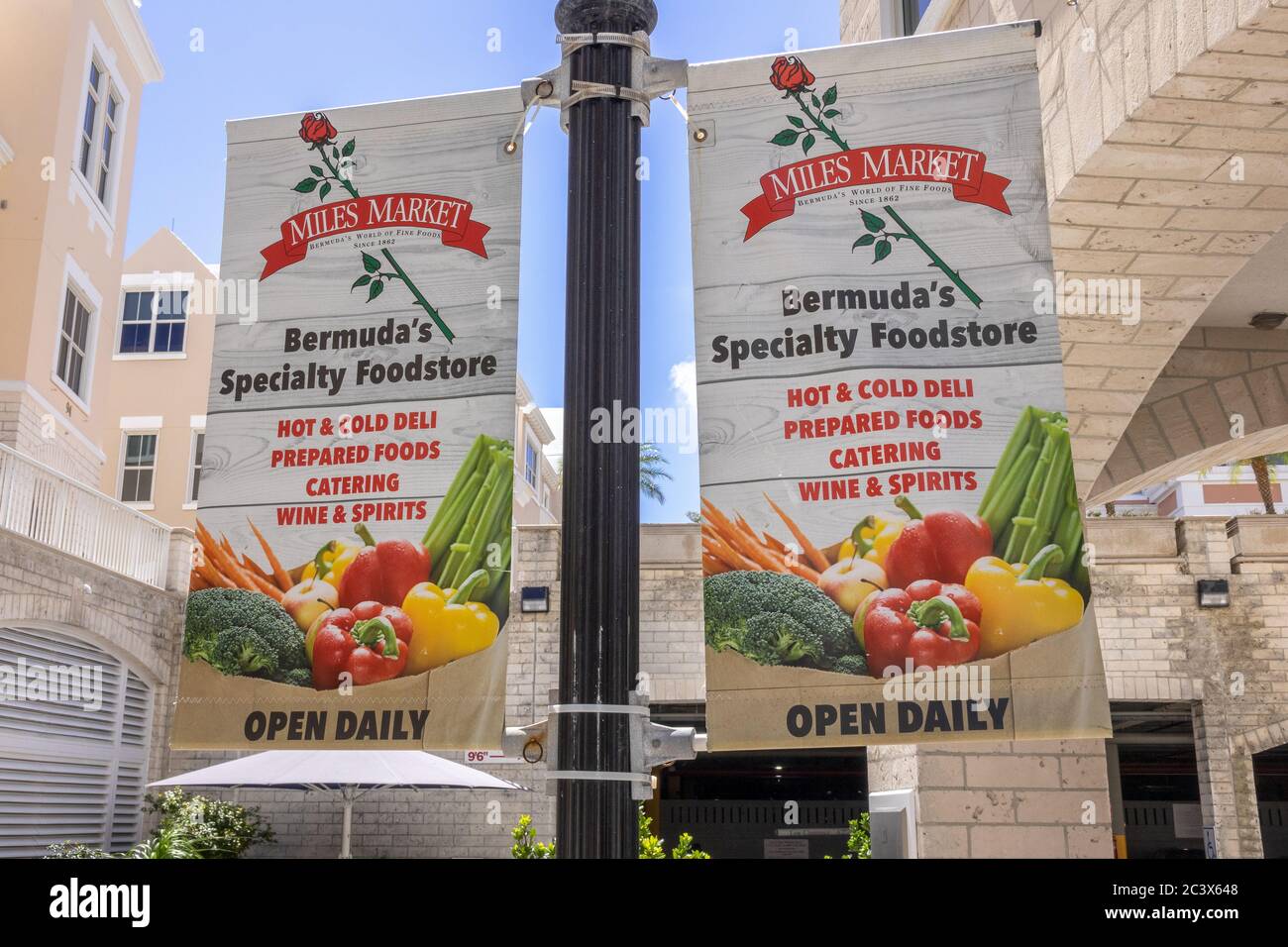 Bannière signe drapeaux Publicité Miles Market Foodstore supermarché à Hamilton Bermudes UNE épicerie haut de gamme Banque D'Images