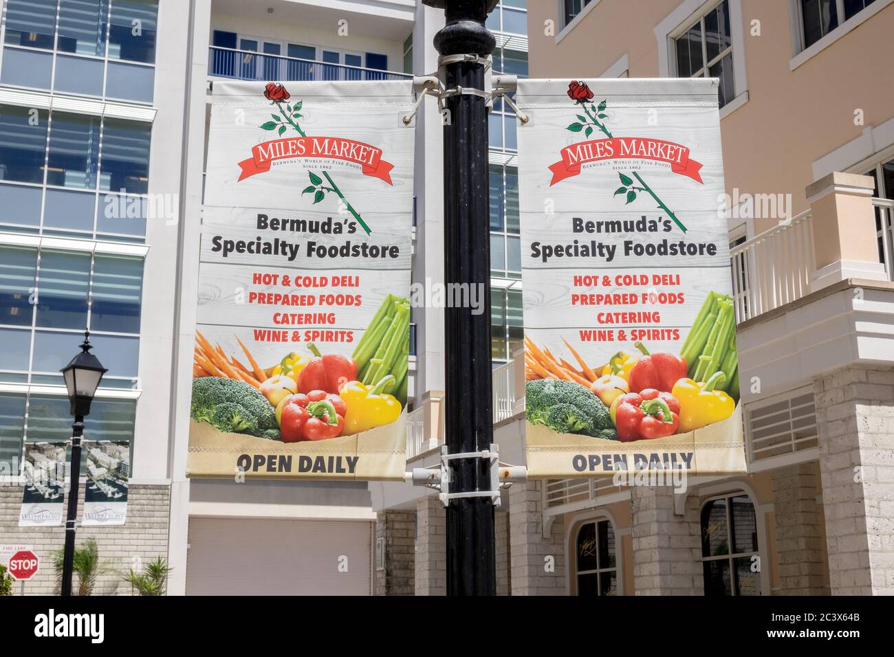 Bannière signe drapeaux Publicité Miles Market Foodstore supermarché à Hamilton Bermudes UNE épicerie haut de gamme Banque D'Images