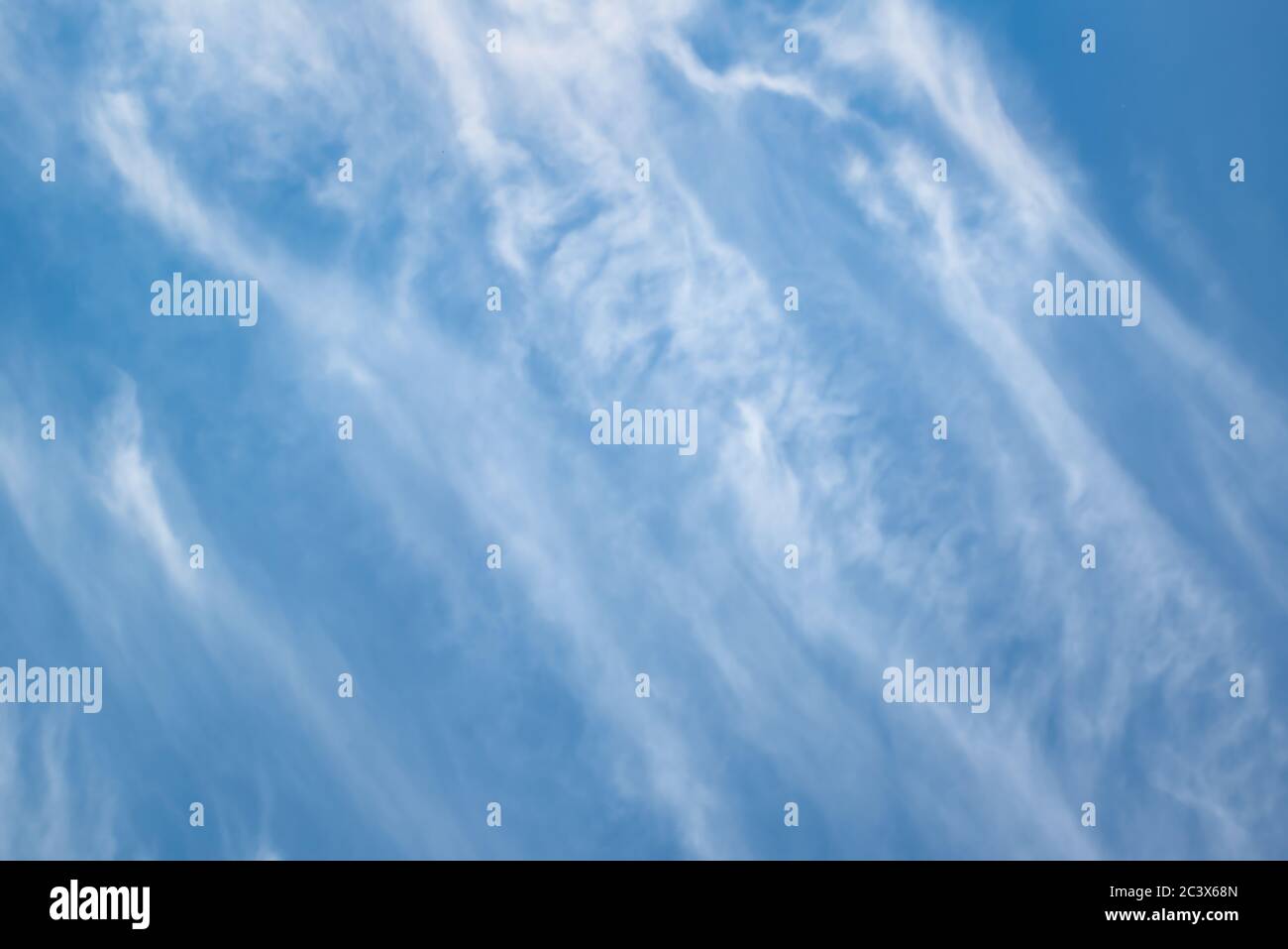 Fond ciel bleu vif avec nuages cirrus pour le remplacement du ciel Banque D'Images