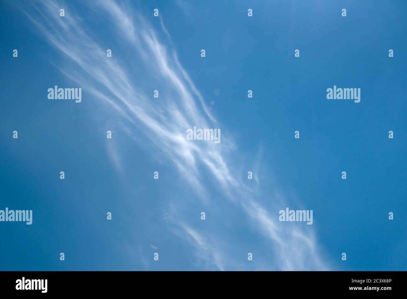 Fond ciel bleu vif avec nuages cirrus pour le remplacement du ciel Banque D'Images