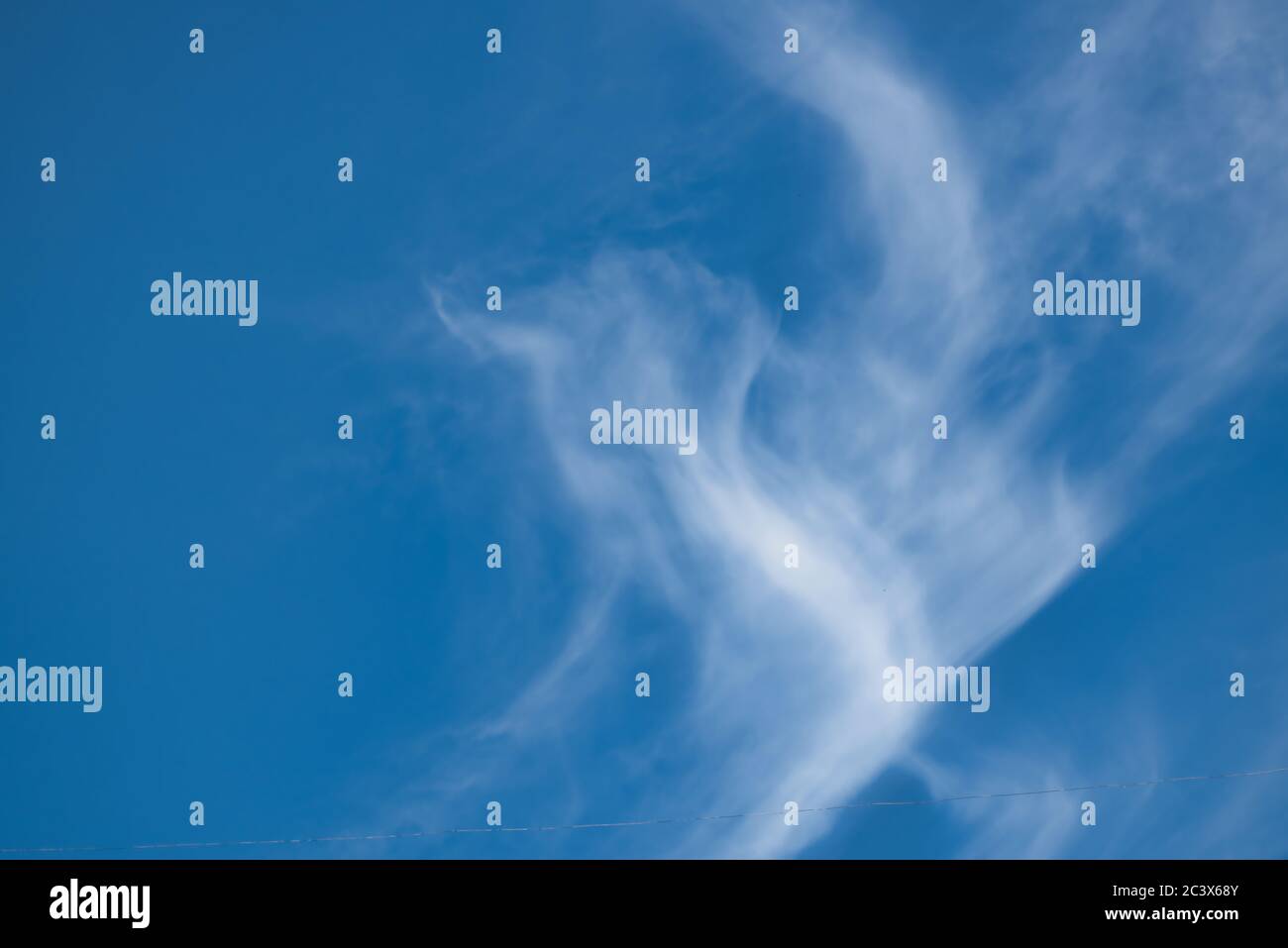 Fond ciel bleu vif avec nuages cirrus pour le remplacement du ciel Banque D'Images