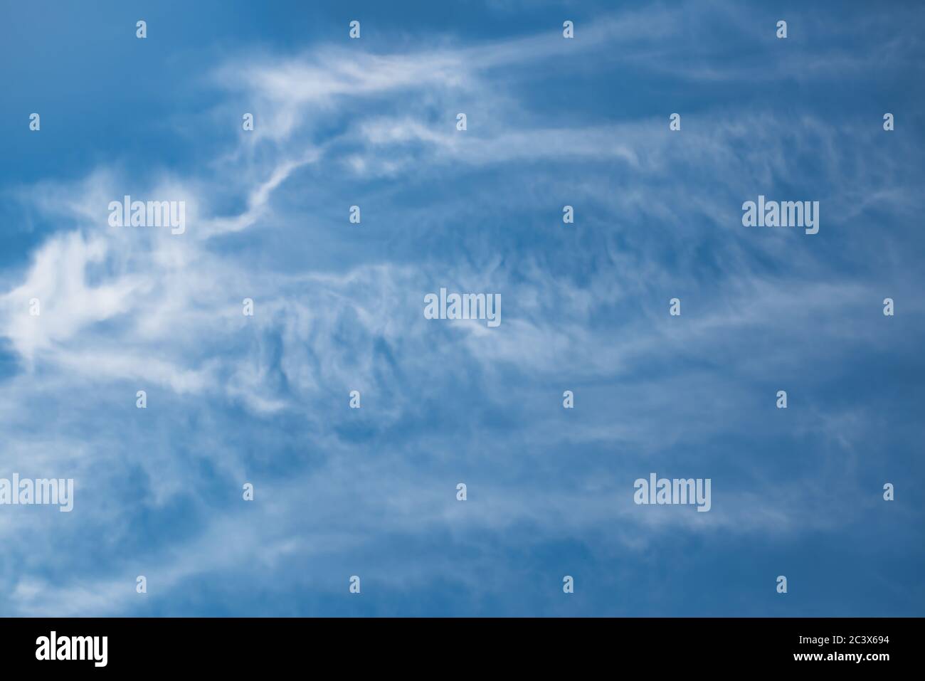 Fond ciel bleu vif avec nuages cirrus pour le remplacement du ciel Banque D'Images