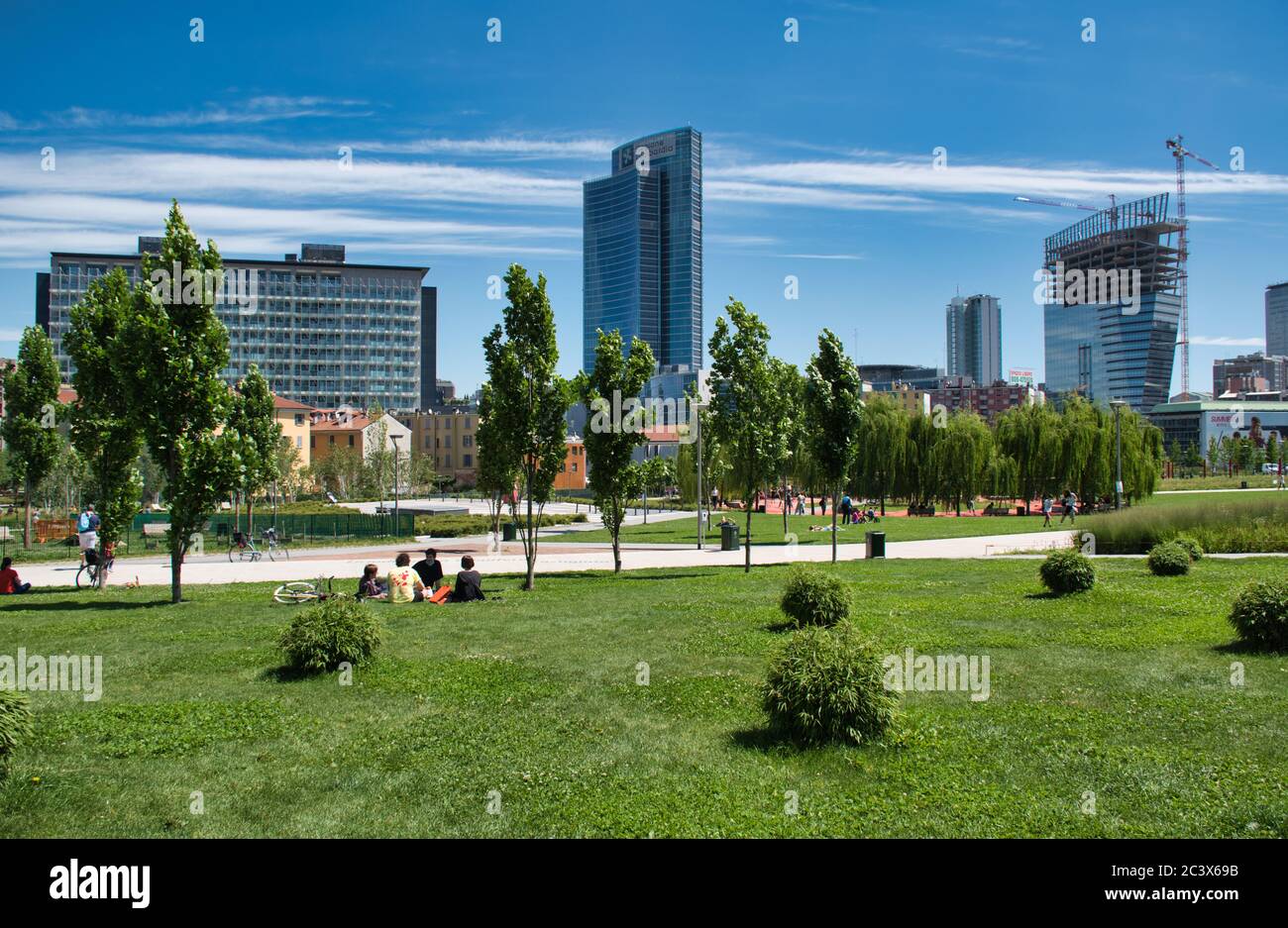 Milan, Italie 06.20.2020: Les gens se détendent et profitent du soleil dans des cercles sociaux de distanciation peints sur l'herbe dans la nouvelle Bibliothèque des arbres parc à mi Banque D'Images