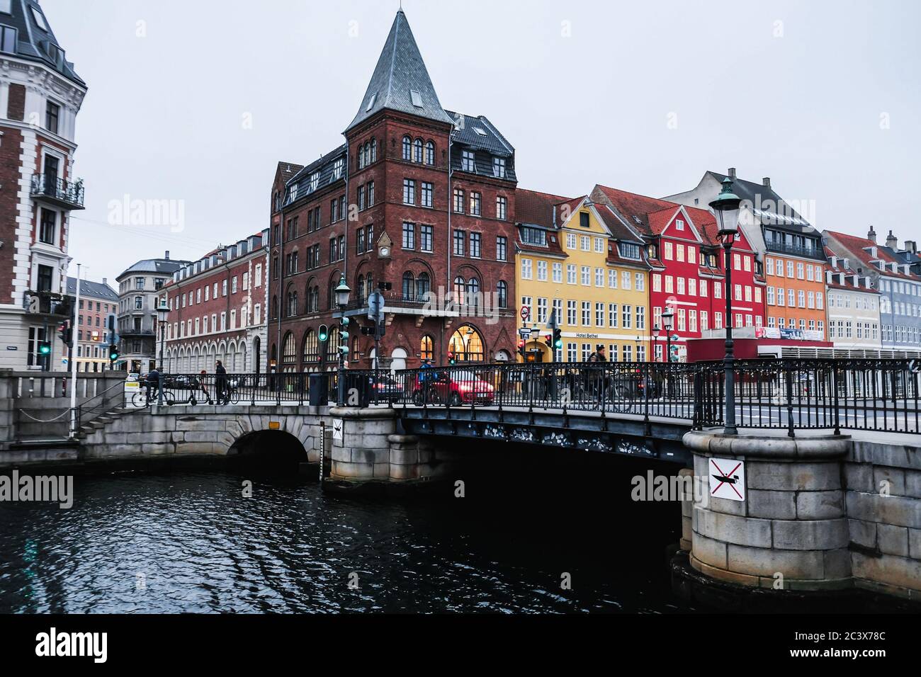 Copenhague / Danemark - novembre 2019 : journée de prévision typique au port de Nyhavn à Copenhague. Les gens qui marchent, les voitures et les vélos se déplacent. Coloré. Banque D'Images