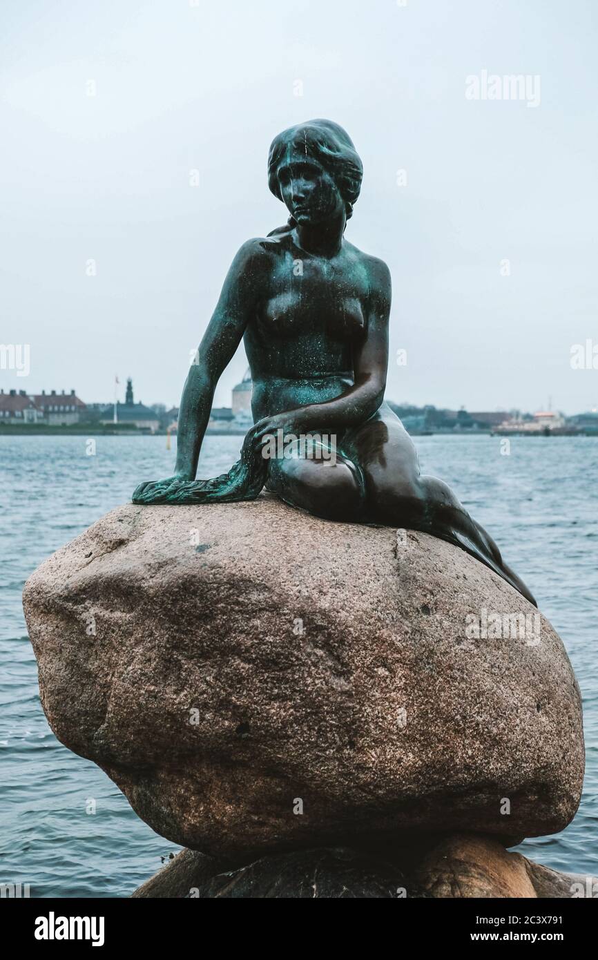 Copenhague / Danemark - novembre 2019 : un monument célèbre à Copenhague : la statue de la petite Sirène appelée Den lille Havfrue représentant la jeune fille de conte de fées Banque D'Images