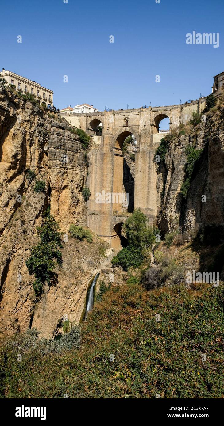 Puente Nuevo célèbre nouveau pont avec des arches au coeur du vieux village Ronda en Andalousie, Espagne. Site touristique sur une journée ensoleillée avec des bâtiments Banque D'Images