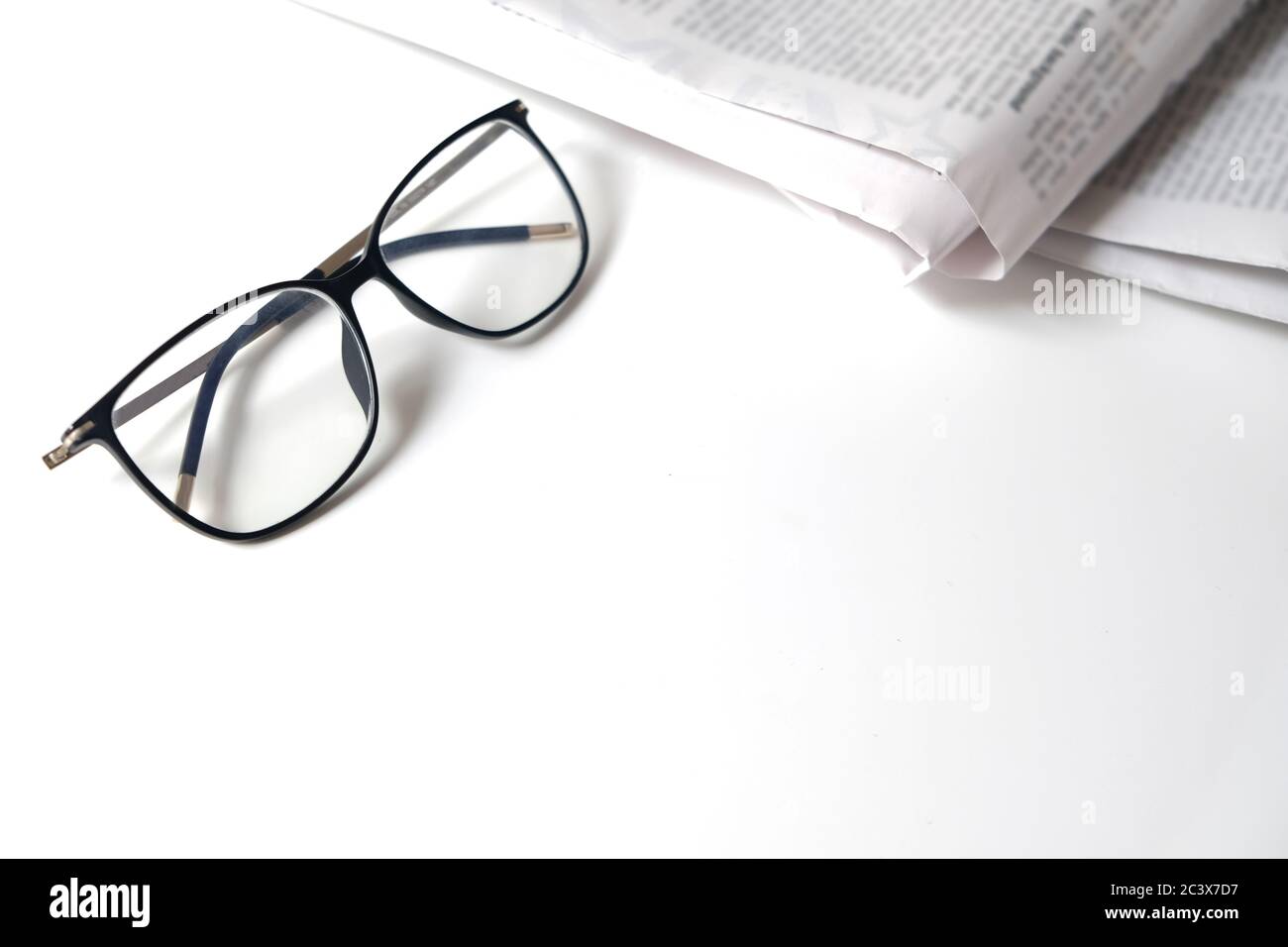 Lecture matinale dans un bureau à domicile, en isolement. Lieu d'apprentissage pour le homeschooling ou lieu de travail pour un indépendant. Journaux et lunettes Banque D'Images